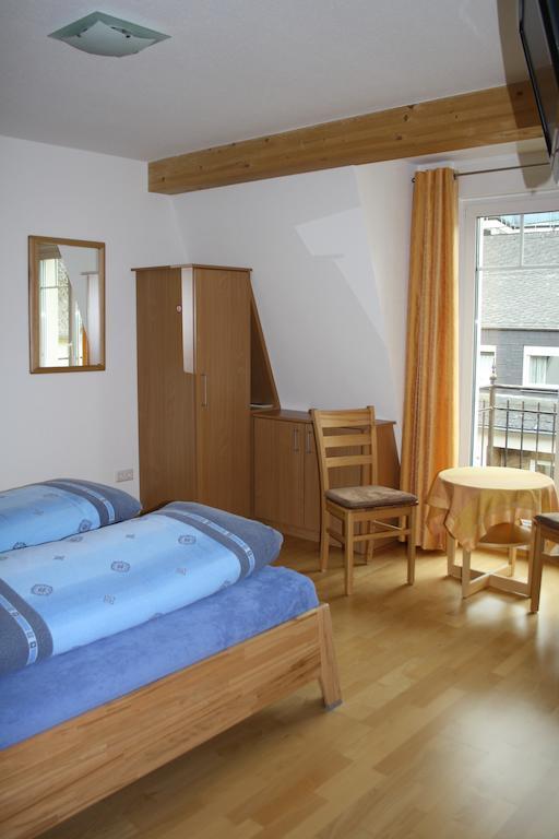 Weingut Goeres Hotell Briedel Rum bild